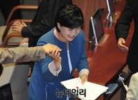 [포토] 인사 나누는 새정치민주연합 서영교 의원