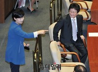 [포토] 대화 나누는 유승민 원내대표와 새정치 서영교 의원