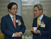 [포토] KB손해보험 출범, 대화나누는 윤종규-김병헌