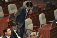 [포토] 단상으로 향하는 황교안 총리