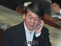 [포토] 전화받는 새정치민주연합 안철수 의원