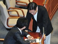 [포토] 대화 나누는 유승민 원내대표와 훙문종 의원