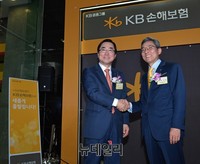 [포토] KB손해보험 출범, 악수하는 윤종규 회장-김병헌 사장