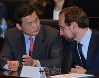 [포토] 대화나누는 '알 후세인 최고대표-이정훈 인권대사'