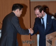 [포토] 악수나누는 '알 후세인-이정훈'