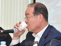 [포토] 물 마시는 정성립 대우조선해양 사장