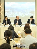 [포토] 기자들과 간담회 갖는 정성립 대우조선해양 사장