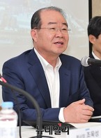 [포토] 기자들의 질문에 답하는 정성립 대우조선해양 사장