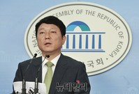 [포토] 국회 정론관에서 가자회견 갖는 최재성 사무총장