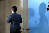 [포토] 기자회견장 떠나는 새정치 최재성 사무총장