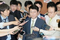 [포토] 기자들의 질문에 답하는 최재성 사무총장