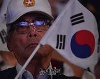 [포토] 태극기와 6.25 참전용사