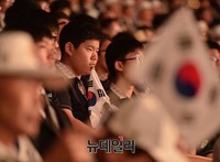 [포토] 6.25 전쟁 영상 시청하는 학생들