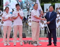 [포토] 광주U대회 결단식, 태극기 수여하는 김정행 대한체육회장