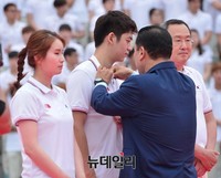 [포토] 광주U대회 배지 다는 이용대 선수