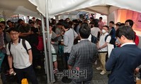 [포토] 애플워치 구입 대기자 '첫 입장자 22시 반부터 대기'