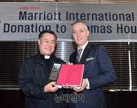 [포토] '기부금-도서' 전달하는 마크뷜렌 르네상스 서울호텔 총지배인