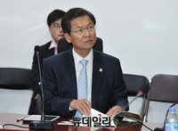 [포토] 한국사회 건강불평등의 현황과 과제 토론회 지켜보는 천정배