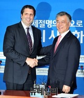[포토] 악수 나누는 문재인 대표와 마크 리퍼트 대사