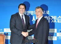 [포토] 리퍼트 대사 접견하는 문재인 대표