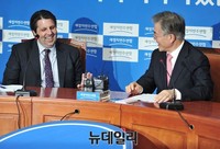 [포토] 대화 나누는 문재인 대표와 리퍼트 대사