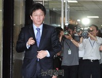 [포토] 긴급 최고원회 참석하는 유승민 원내대표