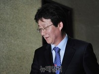 [포토] 최고위원 회의 참석하는 유승민 원내대표