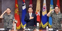 [포토] 국민의례하는 한민구 국방장관