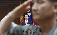 [포토] 국기에 대한 경례하는 한민구 국방장관