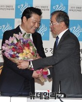 [포토] 꽃다발 전달받는 월드스타 싸이