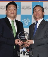 [포토] 군인체육대회 홍보대사 위촉패 받는 월드스타 싸이