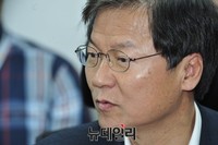 [포토] 아시아문화수도 광주 실현을 위한 원탁회의 참석한 천정배