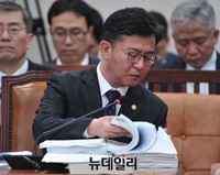 [포토] 자료 검토하는 홍용표 통일부 장관