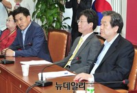 [포토] 맹비난 하는 김태호 침통한 표정으로 듣고 있는 김무성 유승민