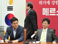 [포토] 회의장 떠나는 김무성 새누리당 대표