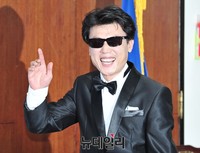 [포토] 선그라서 착용하고 입장하는 진성준 의원