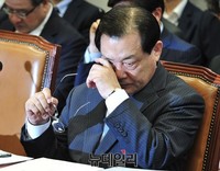 [포토] 눈 만지는 이병기 대통령 비서실장