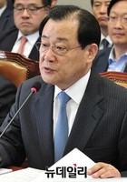 [포토] 의원들의 질문에 답하는 이병기 비서실장