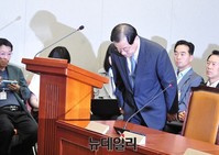 [포토] 의원들에게 인사하는 이병기 대통령 비서실장