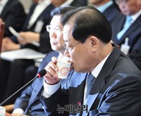 [포토] 물마시는 이병기 대통령 비서실장