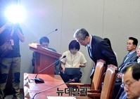 [포토] 인사하는 김관진 국가안보실장