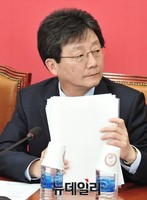 [포토] 자료 정리하는 새누리당 유승민 원내대표