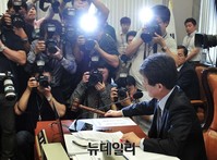 [포토] 의사봉 두드리는 국회운영위 유승민 위원장