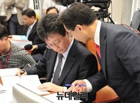 [포토] 대화 나누는 유승민 원내대표와 조해진 수석