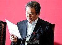 [포토] 자료검토하는 새누리당 김무성 대표