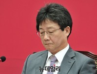 [포토] 굳은 얼굴의 새누리당 유승민 원내대표