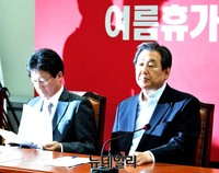 [포토] 굳은 얼굴의 김무성 대표와 유승민 원내대표