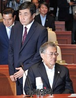 [포토] 문재인 대표 지나치는 이종걸 원내대표