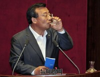 [포토] 물마시는 새누리당 이정현 최고위원