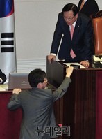 [포토] 대화 나누는 정의화 의장과 유승민 원내대표